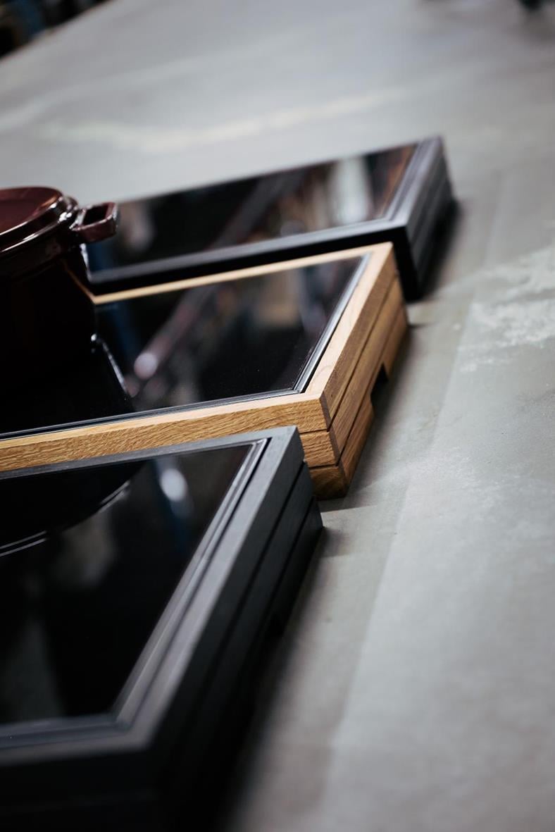 Värmeplatta med träram i ek med linoljefinish, mått 380x90x570mm, placerad på en yta