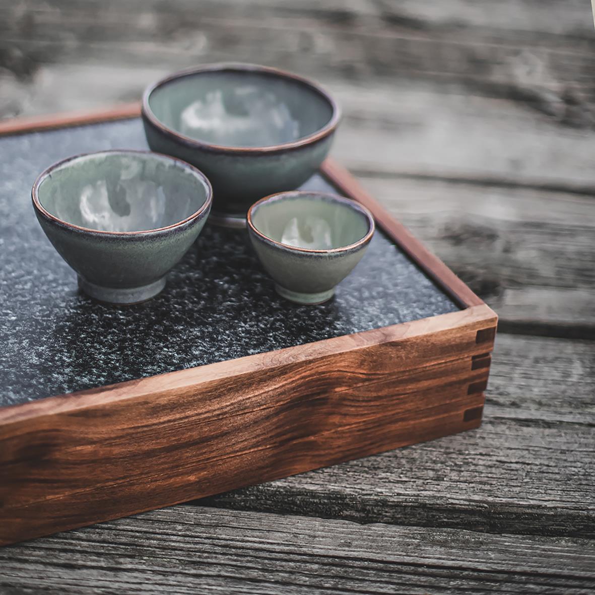 Träram för kylbricka GN 1/1 i valnöt med tre keramiska skålar på en träbricka