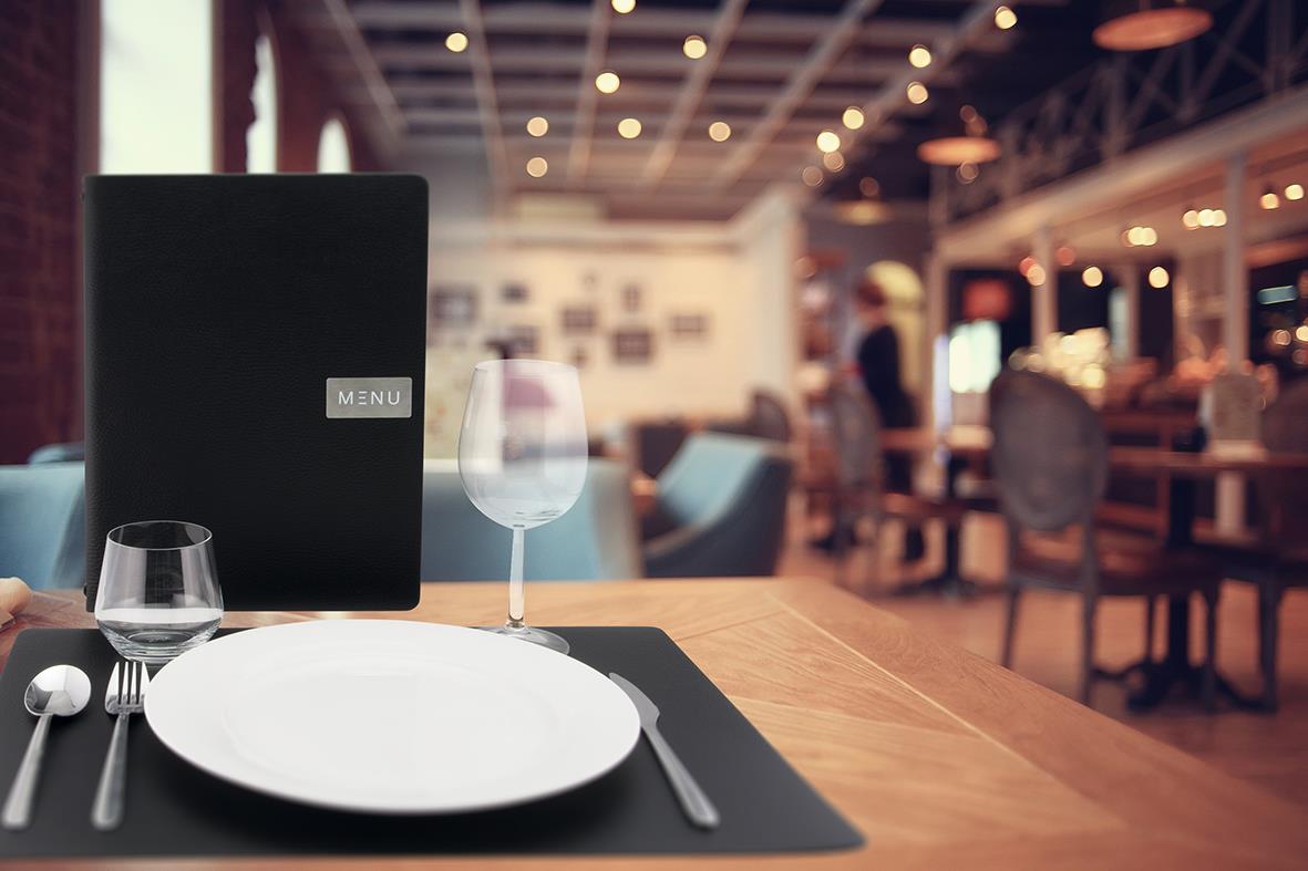 Svart menypärm Securit Raw A4 på restaurangbord med tallrik och bestick i bakgrunden