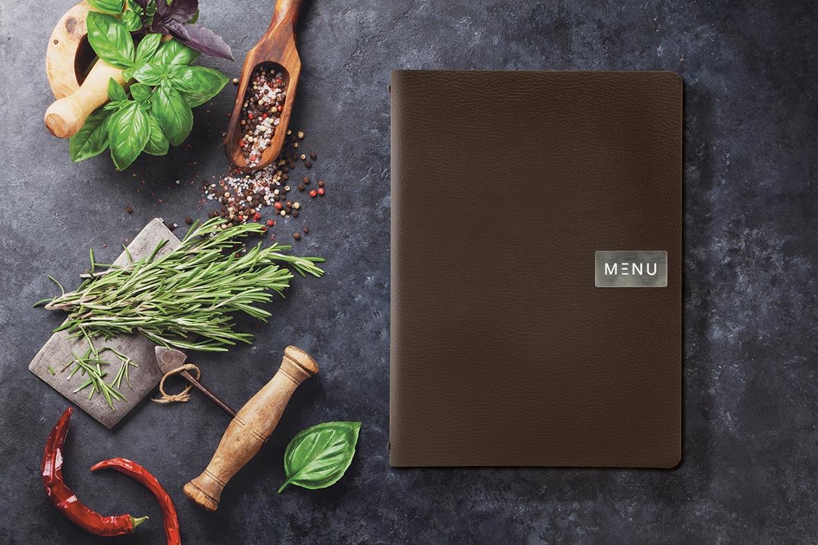 Brun menypärm Securit Raw A4 med etikett MENU, omgiven av kryddor och örter på mörk bakgrund