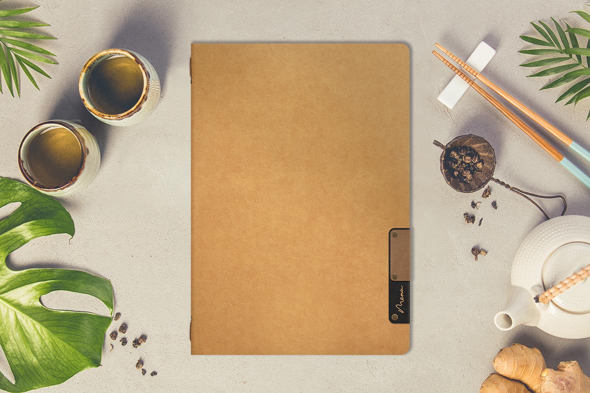 Menypärm Securit Nature Beige A4 på bord med gröna växter och kontorsmaterial