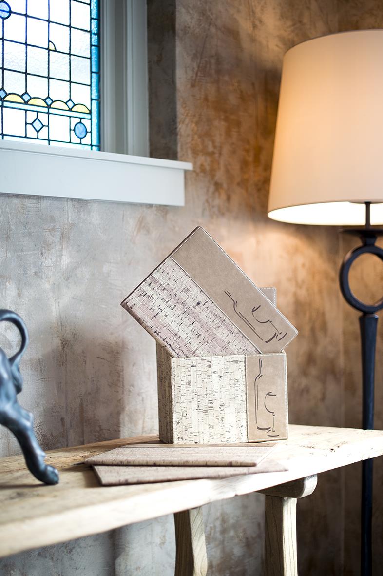 Menypärmslåda i korkdesign från Securit på träbord med lampa och fönster i bakgrunden