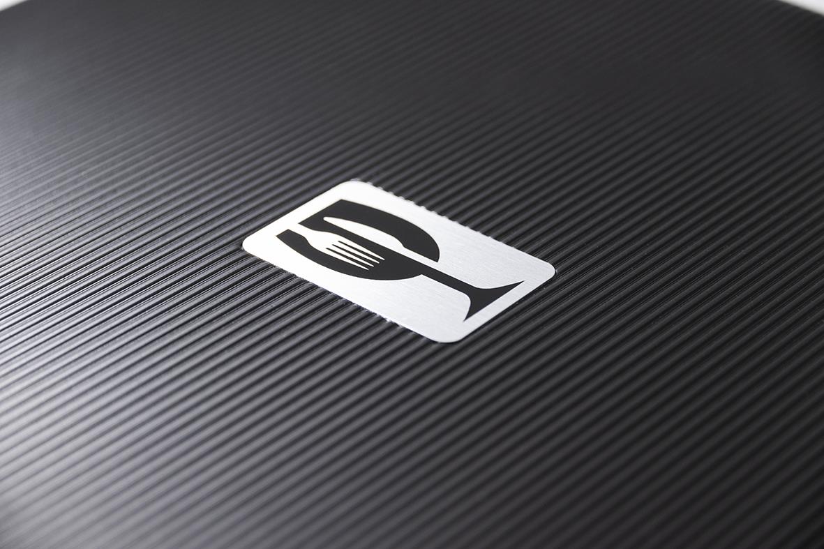 Svart menypärmslåda av trä med Securit Wood logotyp