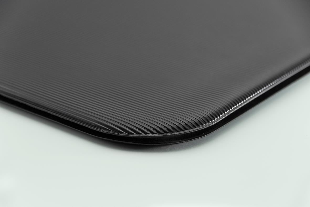 Svart menypärmslåda i träliknande material med rundade hörn