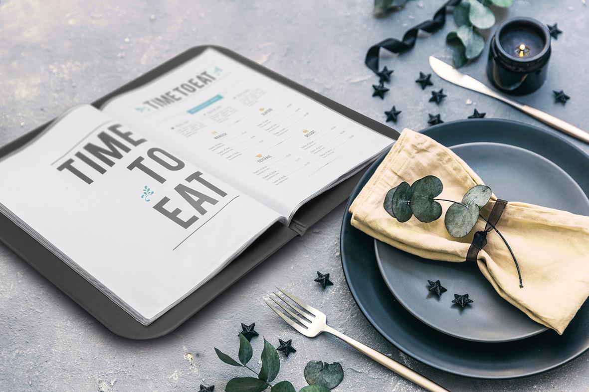 Menypärmslåda Securit Wood Svart A4 med öppen menyplanering och dukat bord med servett och dekorationer