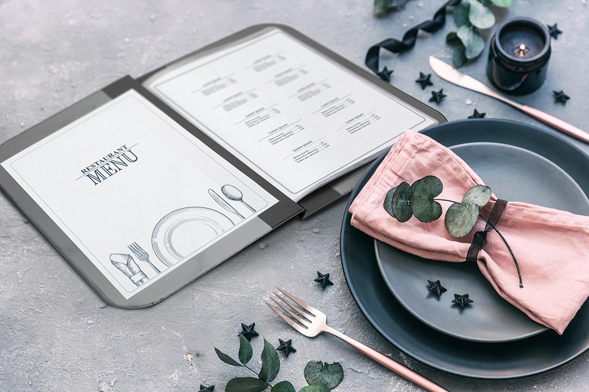 Menypärmslåda Securit Wood Svart A4 med meny och bordssättning på bord