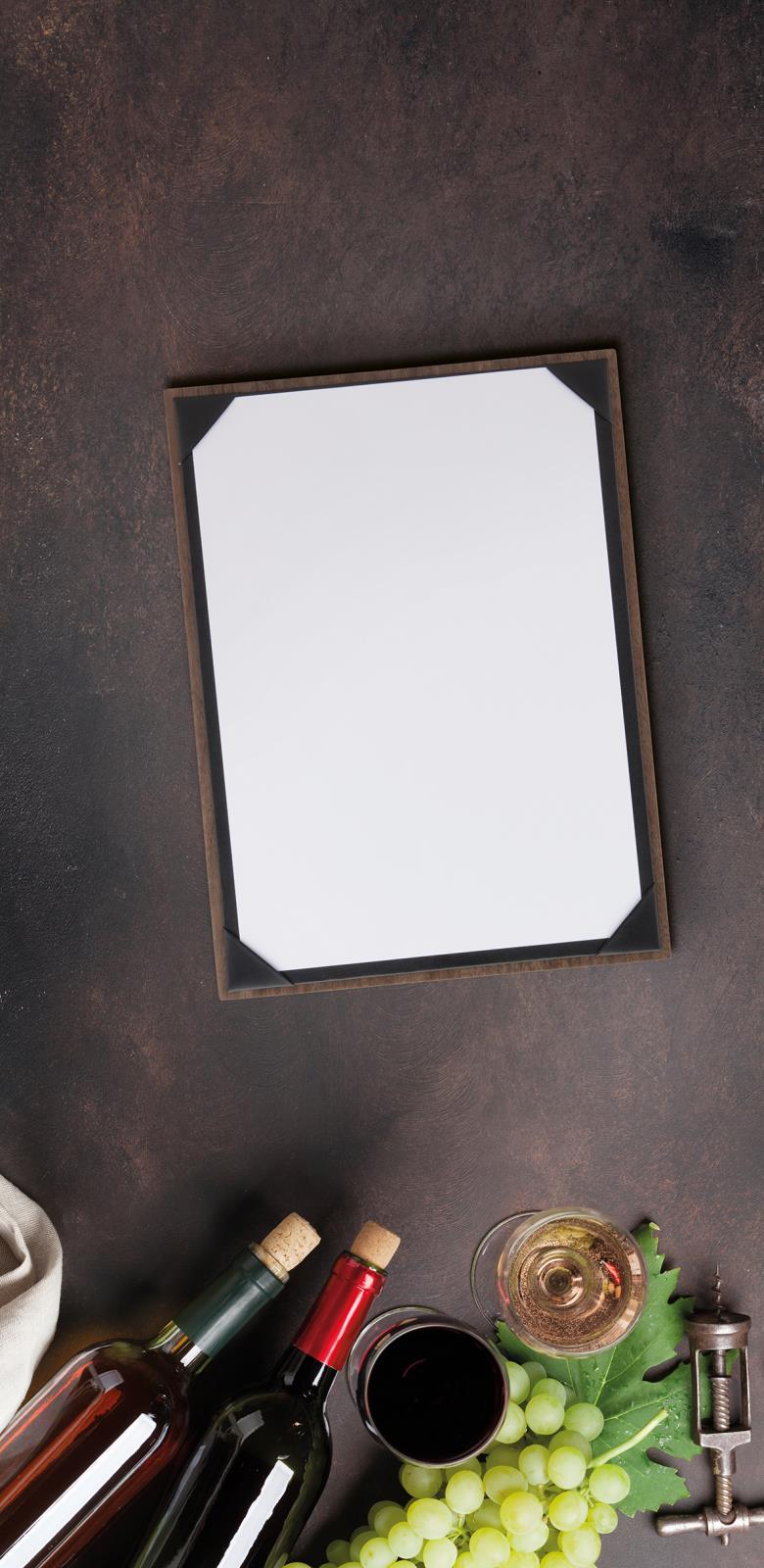 Menyhållare Securit Walnut A4 på mörk bakgrund med vin, druvor och ett vinglas