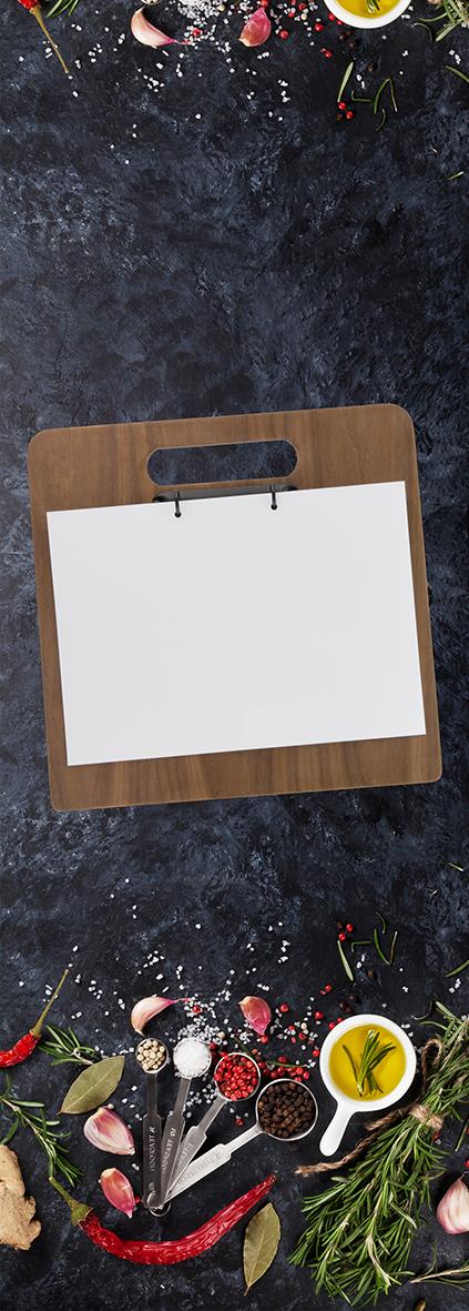 Menyhållare Securit Walnut med handtag och A4-ark på mörk bakgrund med kryddor och örter