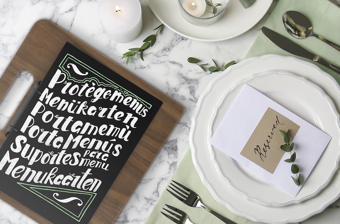 Menyhållare Securit Walnut Handtag A4 på bord med tallrik, bestick och dekoration