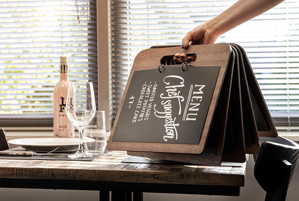 Menyhållare Securit Walnut med handtag och A4-storlek på bord framför fönster med persienner