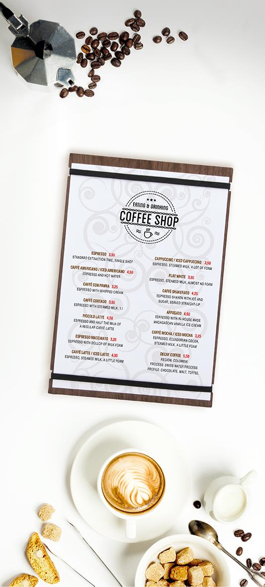 Menyrhållare i trä med band för A4, placerad framför en kaffemeny och kaffe, omgiven av kaffebönor och kakor