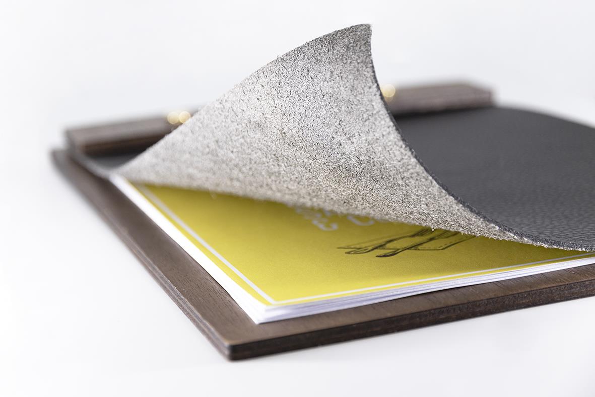 Menyhållare Securit i trä och läder för A4-papper, visar öppnad hållare med papper inuti