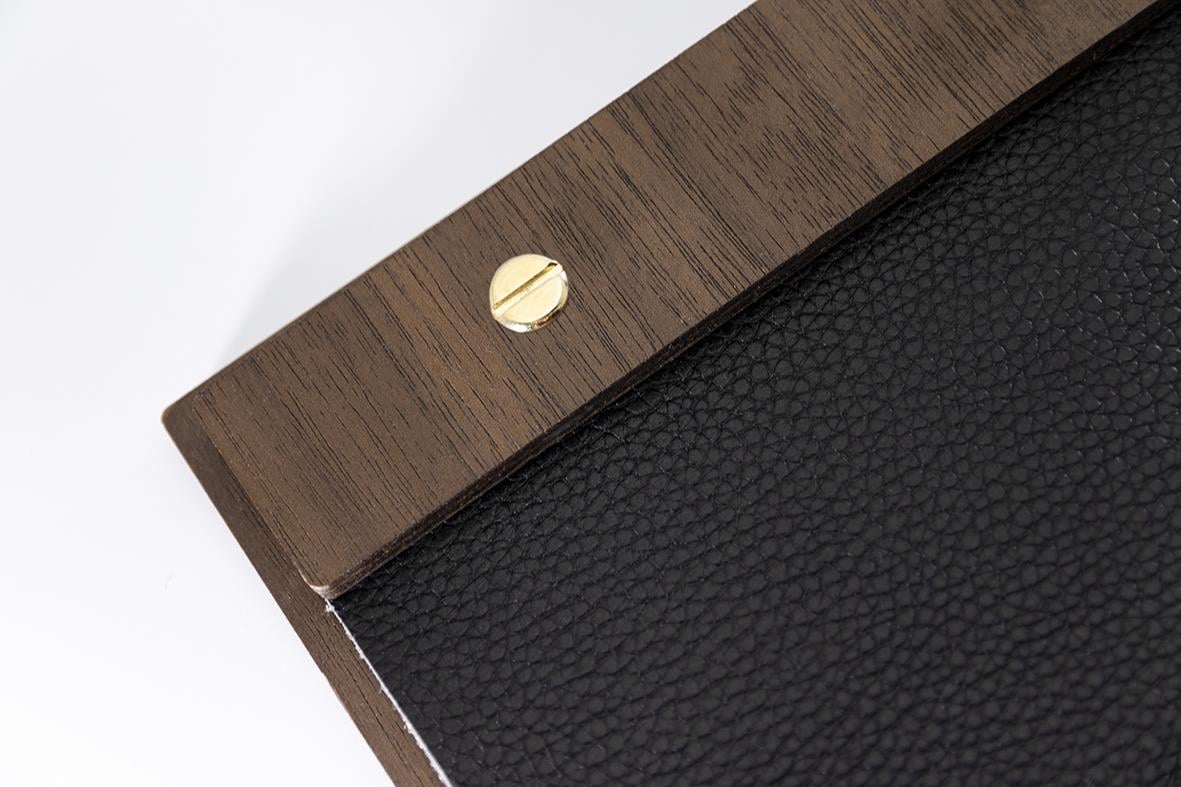 Menyrhållare i trä och läder för A4 med guldknapp