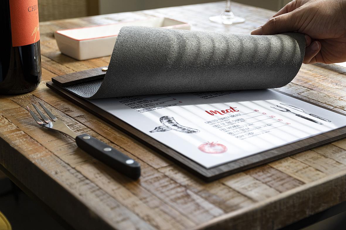 Menyhållare Securit i trä och läder för A4-dokument på ett bord