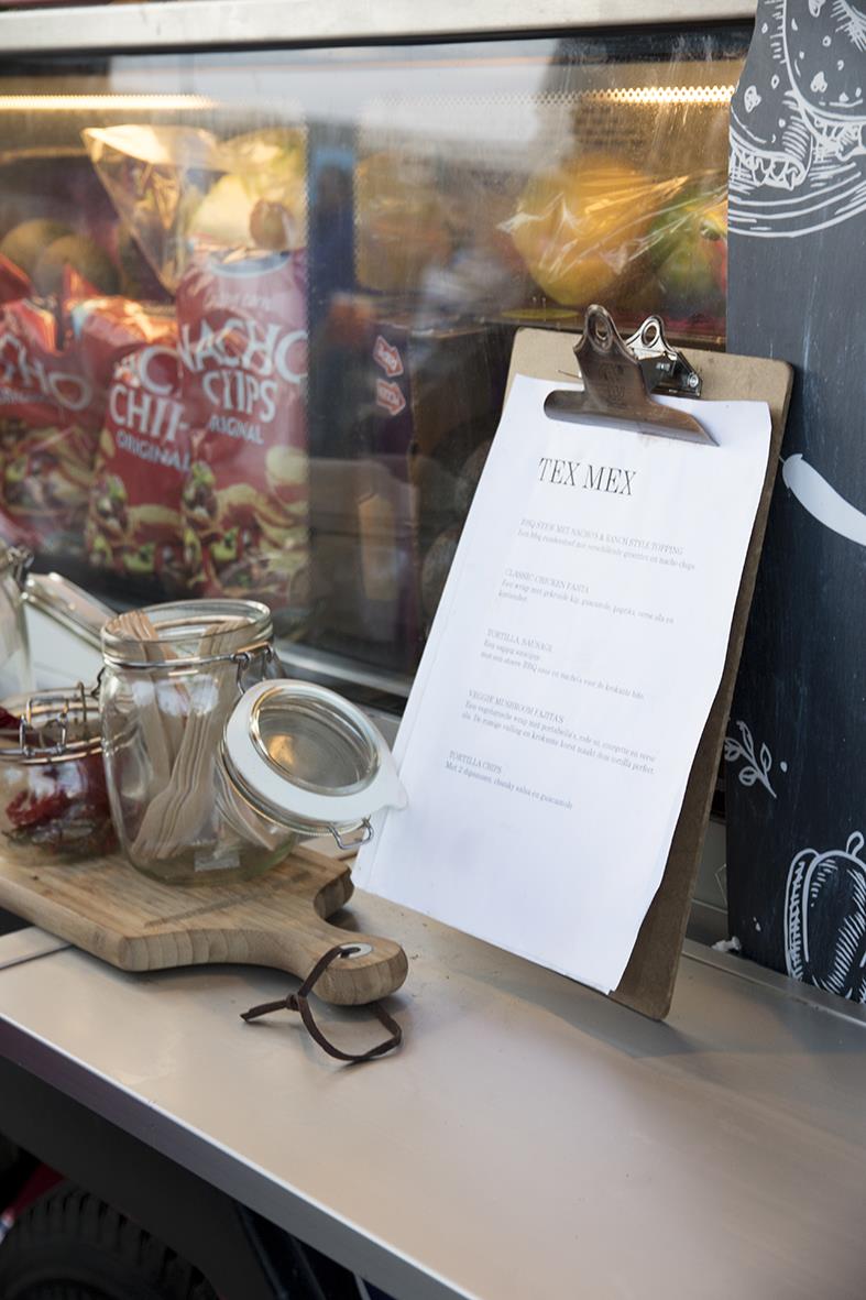 Menyrhållare Securit med klämma i brunt, håller en meny på en bock i ett café eller restaurangmiljö