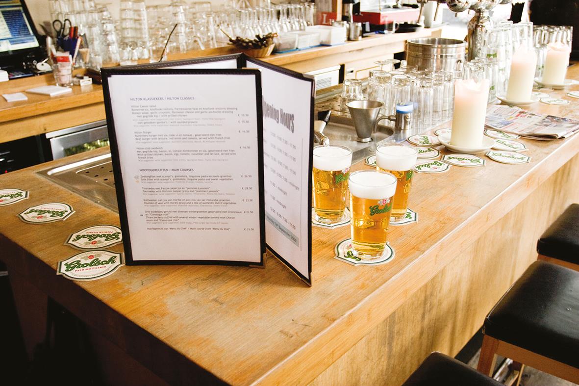 Menypärmset Securit Crystal Trippelvikt A4 på ett bord med drycker och ljus i bakgrunden