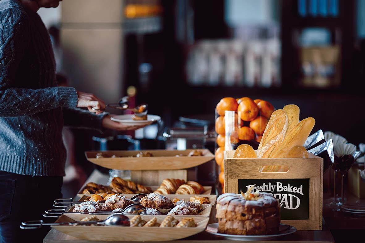 Menybox Securit brun med griffeltavla och bakverk på ett café