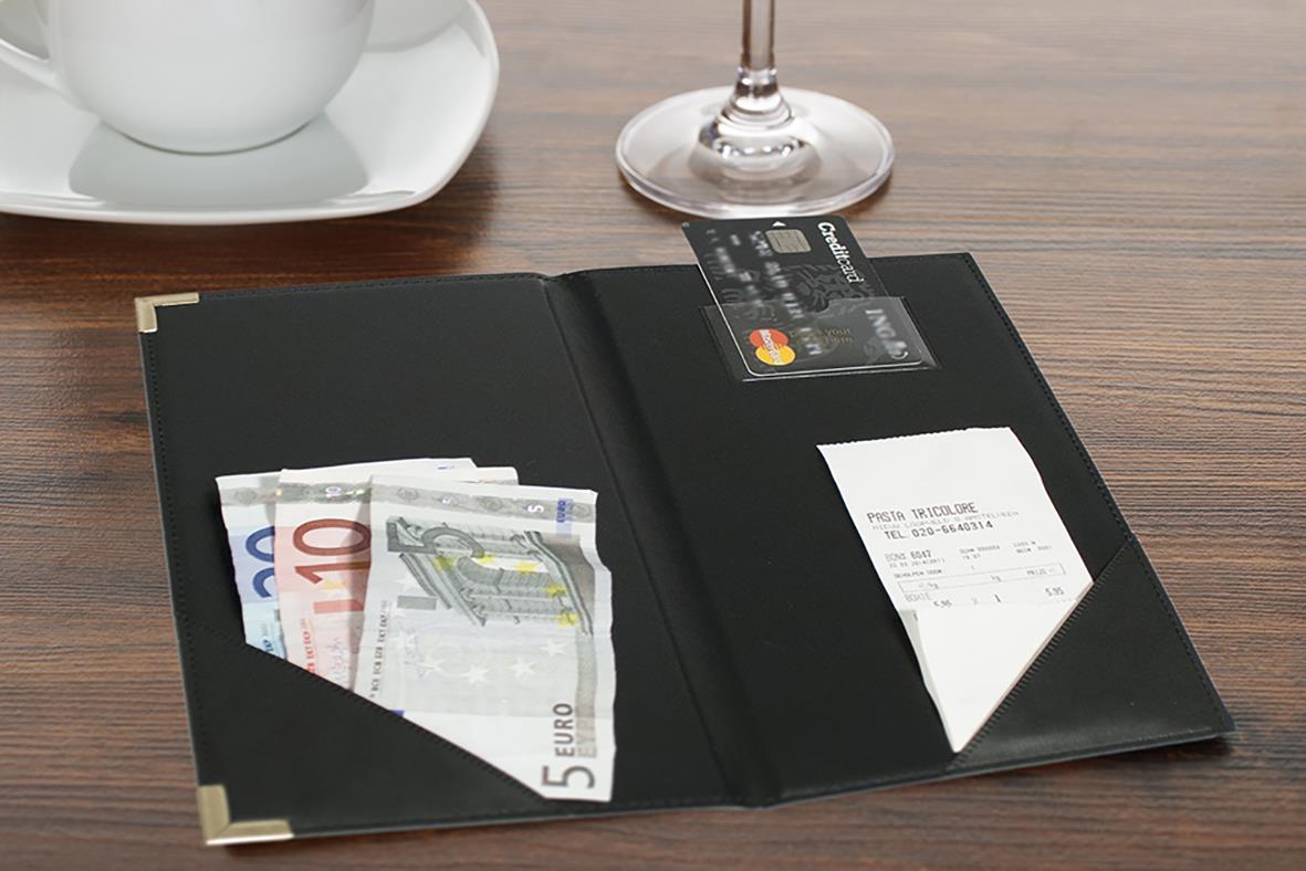 Svart notpärm med plats för sedlar, kort och kvitton på ett bord med vin och glas