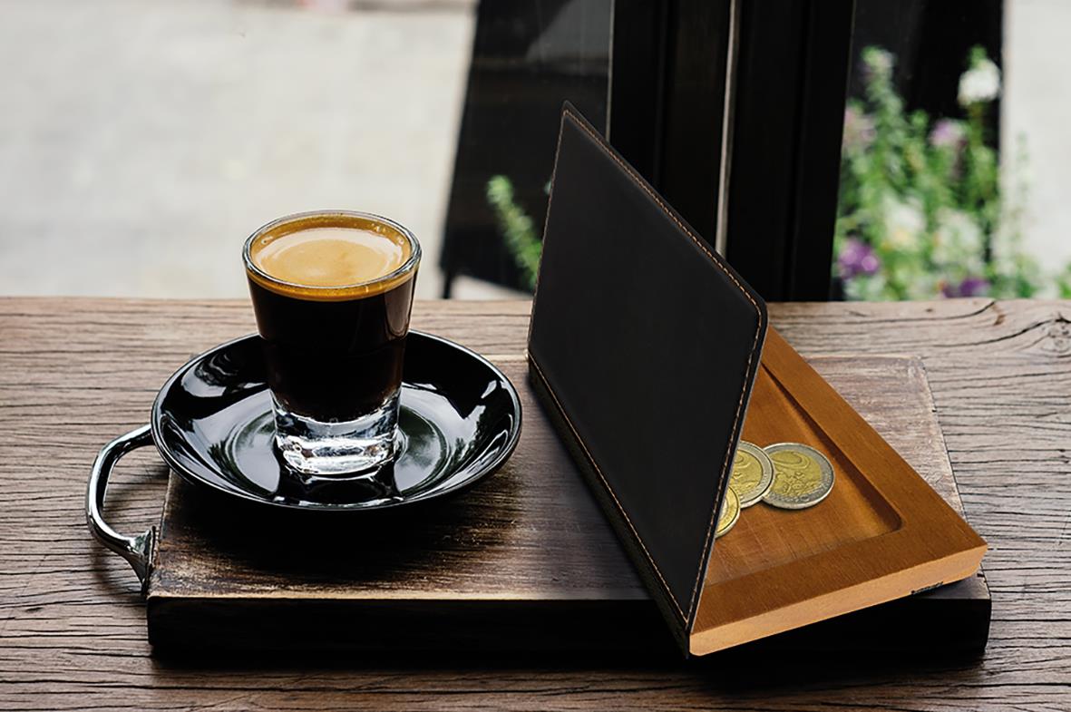 Notpärm Securit Trendy svart/trä med kaffekopp och mynt på bord vid fönster