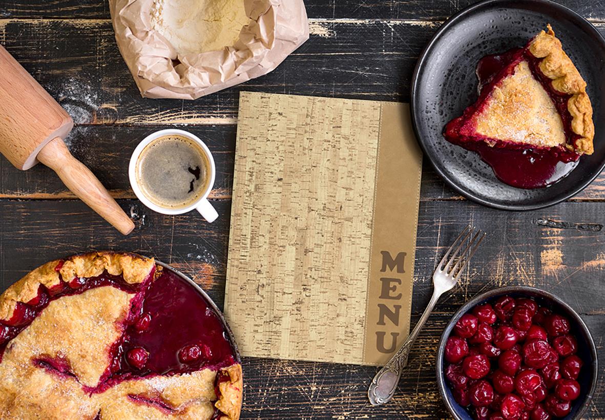 Vinpärm Securit Design Kork A4 på ett bord med paj, kaffe, tårta och körsbär