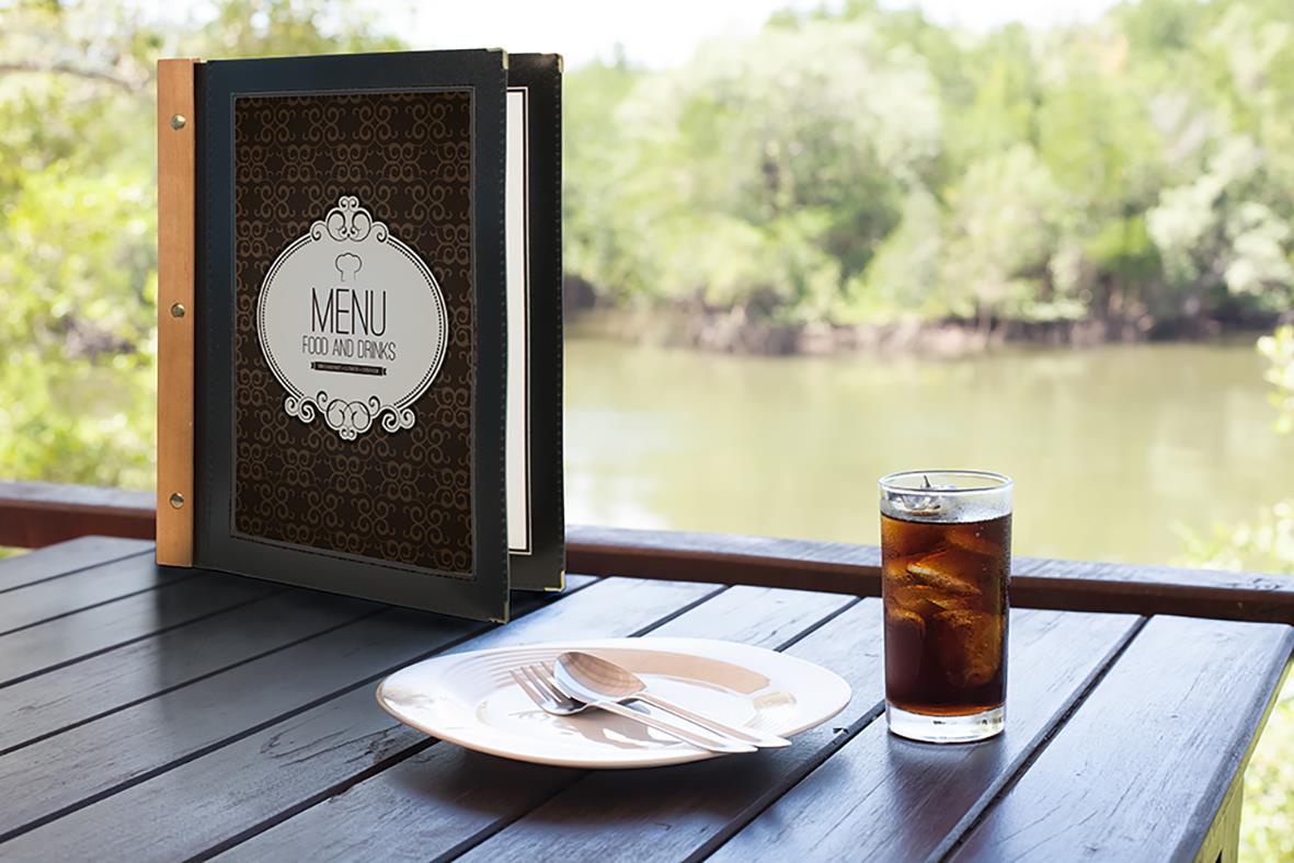 Menypärm Securit Wood Svart A4 på bord med tallrik och dryck utomhus