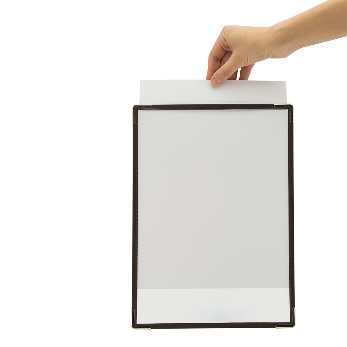 Menypärmsset Securit Crystal Enkel Brun A4 med hand som placerar ett papper