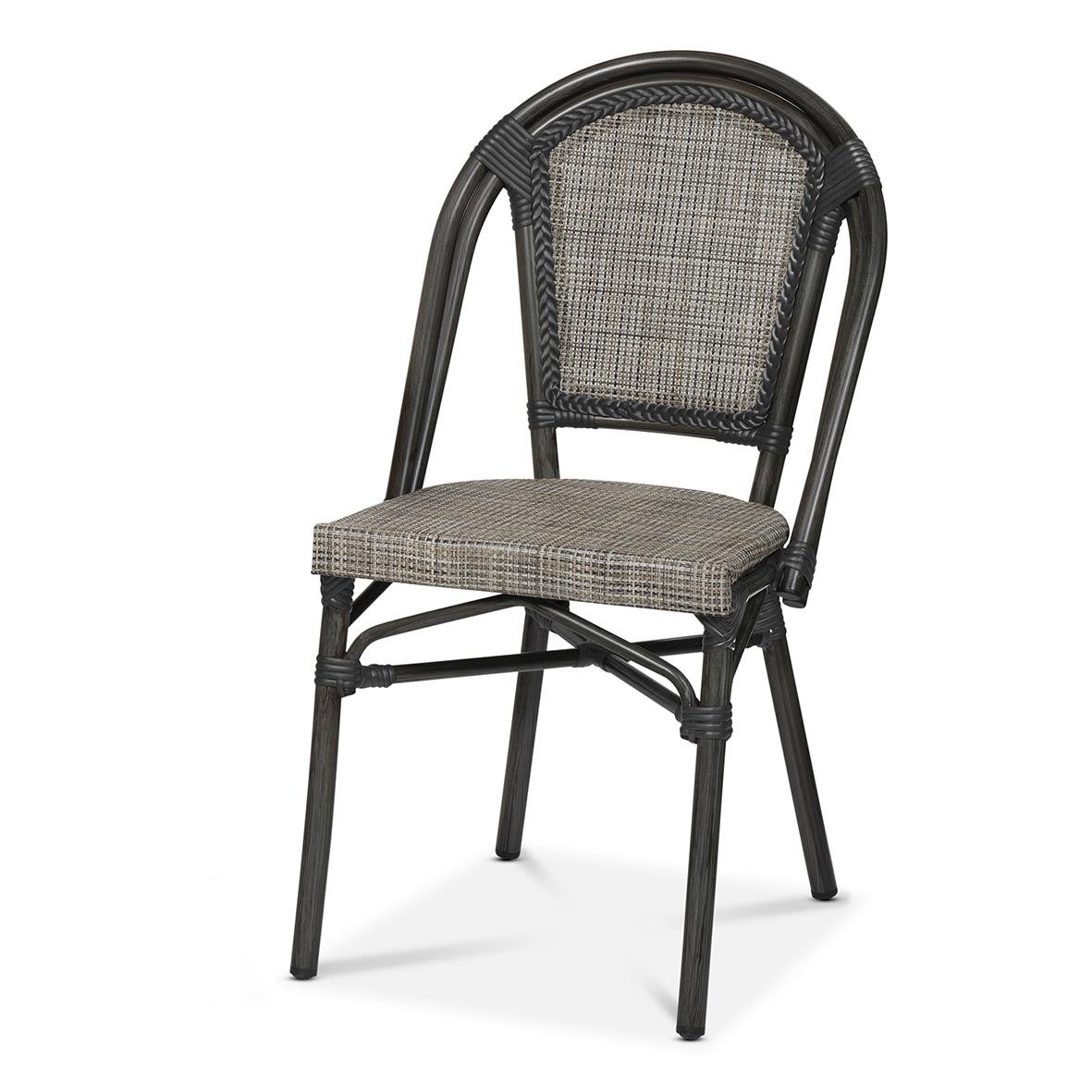 Utestol med svart ram och sits i khaki melange tyg, med ryggstöd av flätat material