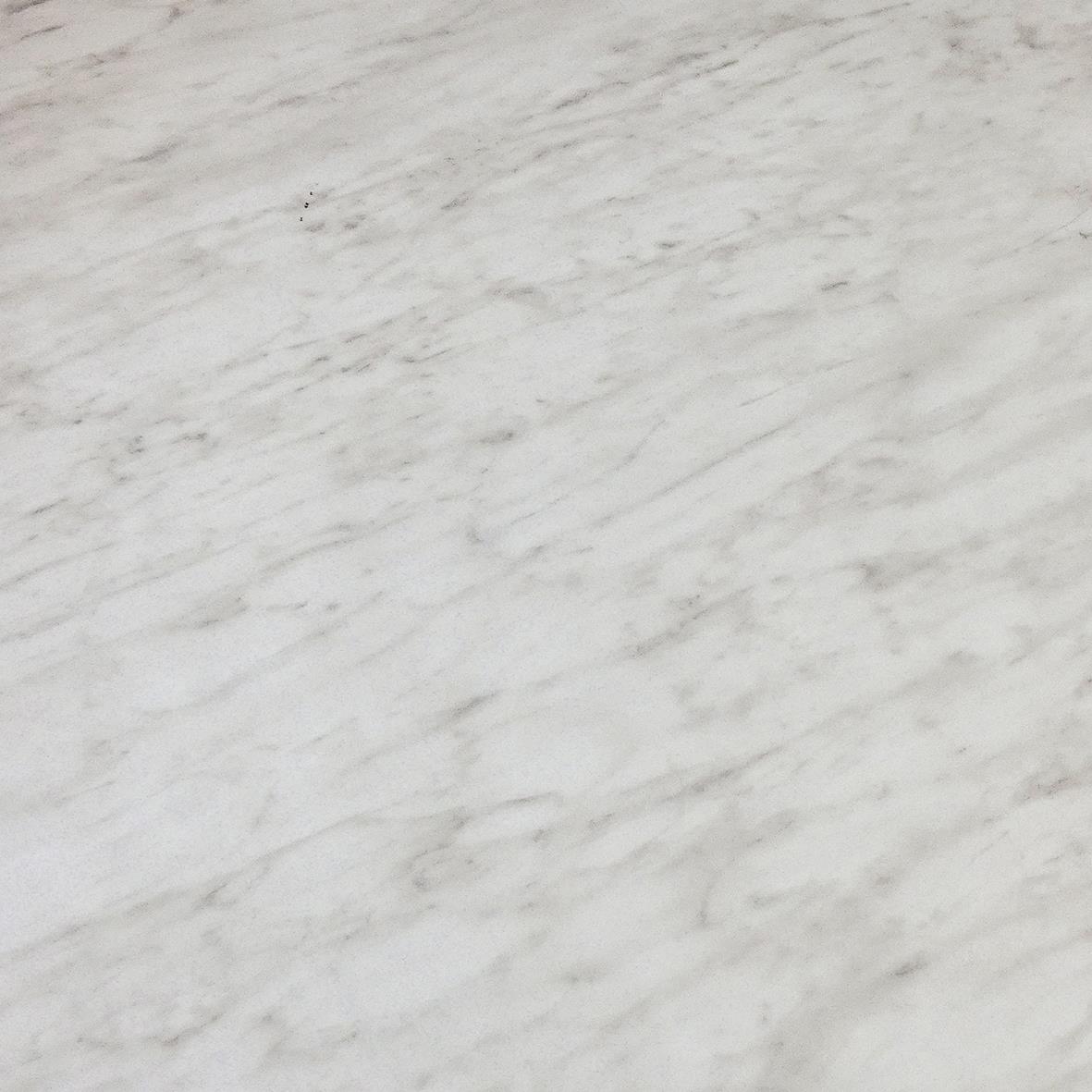 Vit marmorskiva med ljusa och mörka ådror