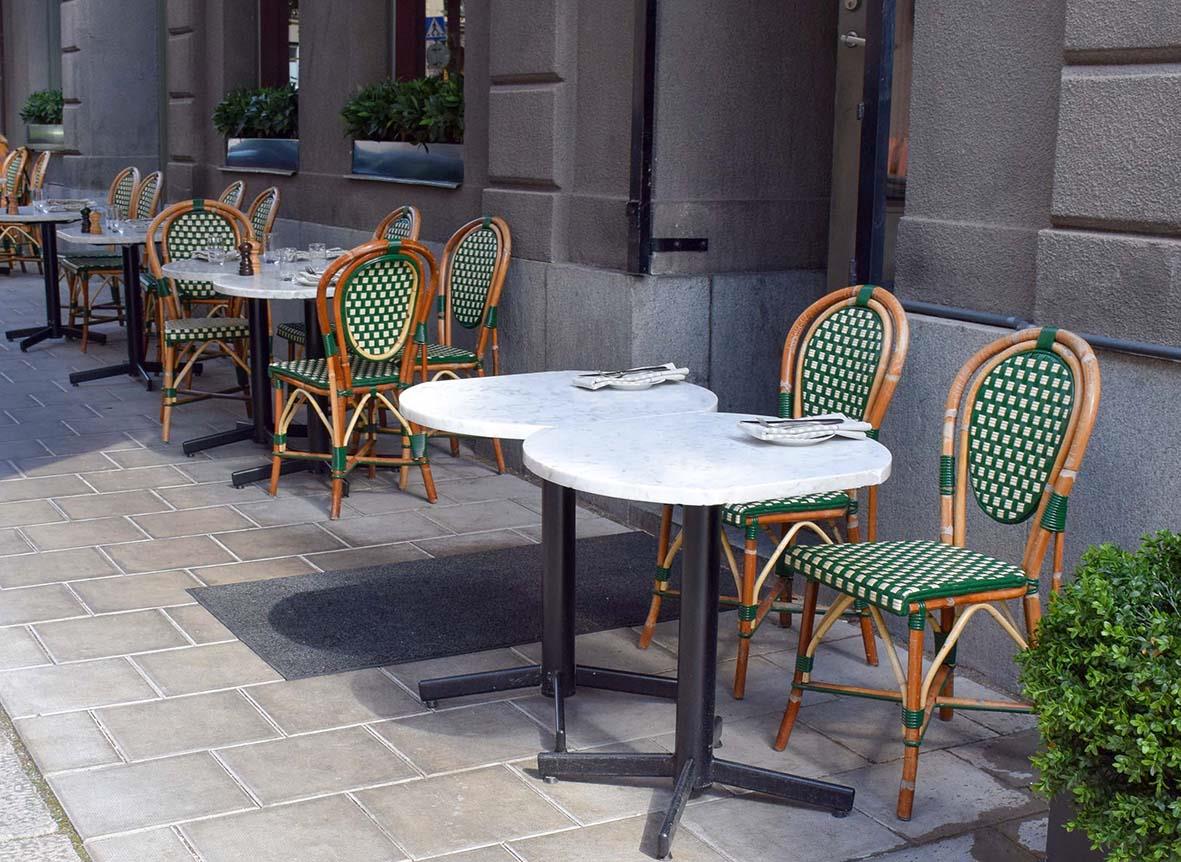 Bordsstativ Stable Table Classic FlipTop 74 Svart utomhus med gröna och vita stolar