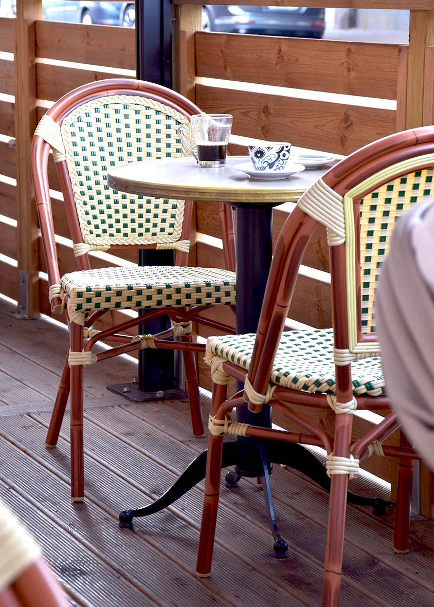 Bordsskiva Stable Table Concrete Ø60cm på ett uteserveringsbord med stolar