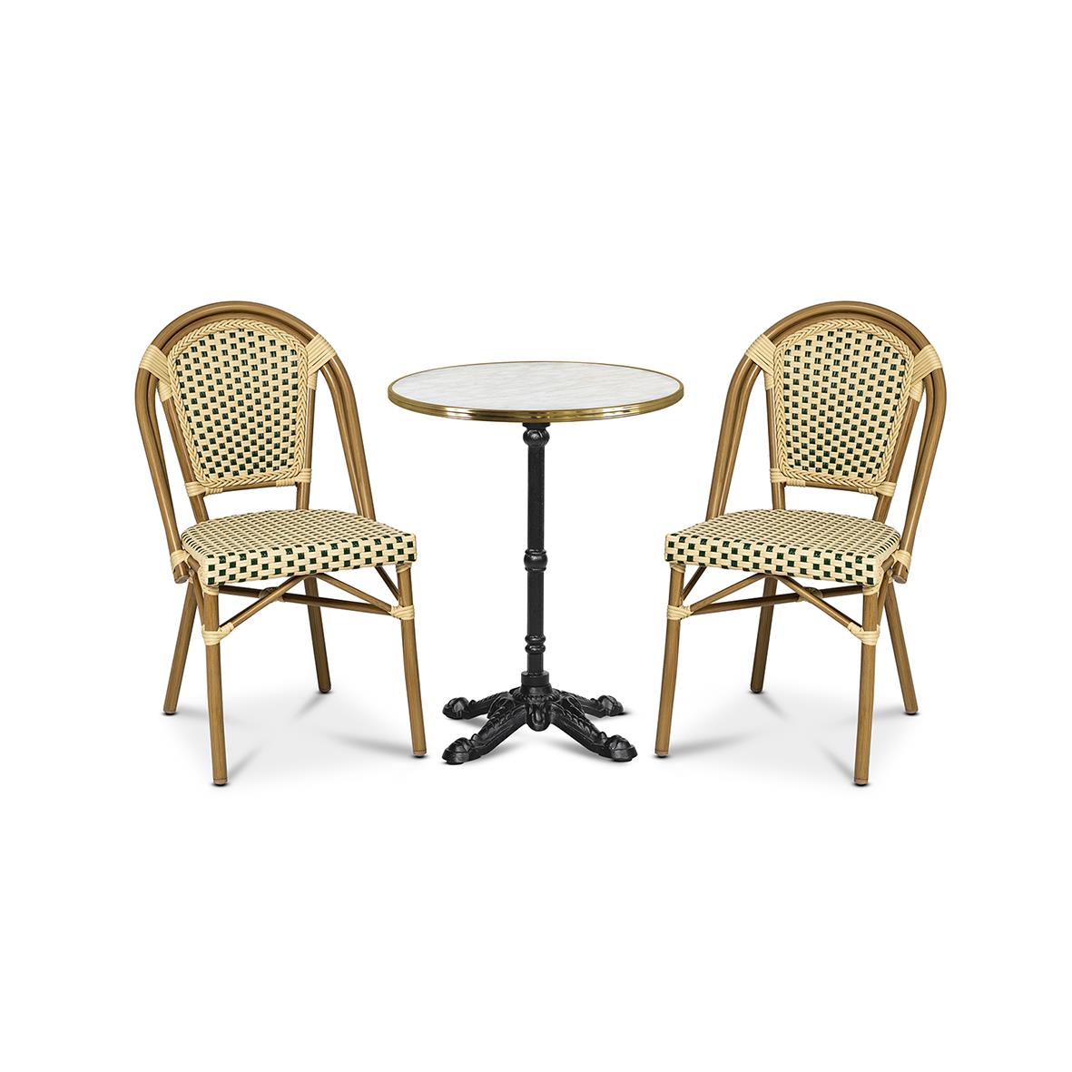 Bord med marmorbordsskiva och två rottingstolar i guldfärg