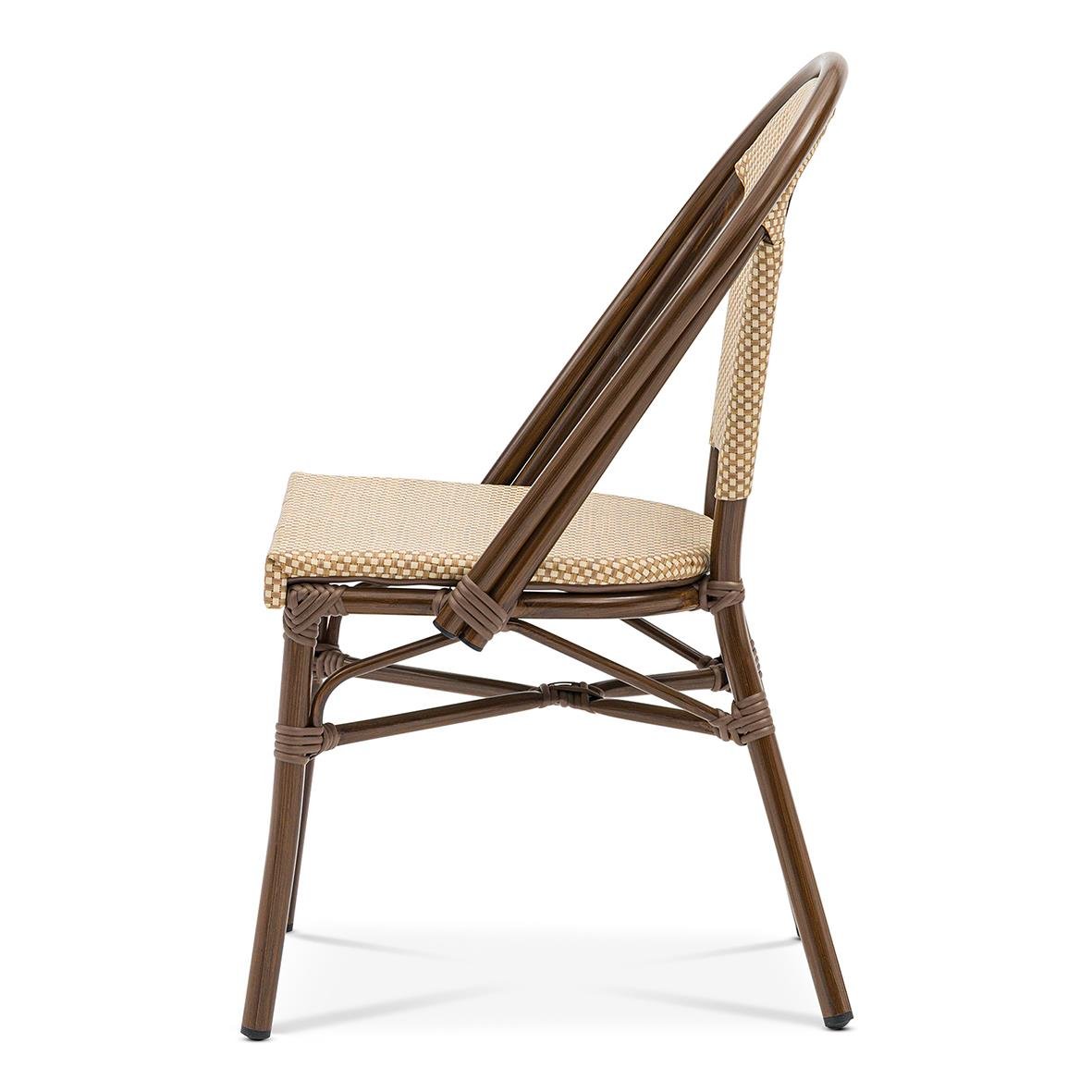 Väldigt stilren stol med träram och vadderad sits i beige tyg