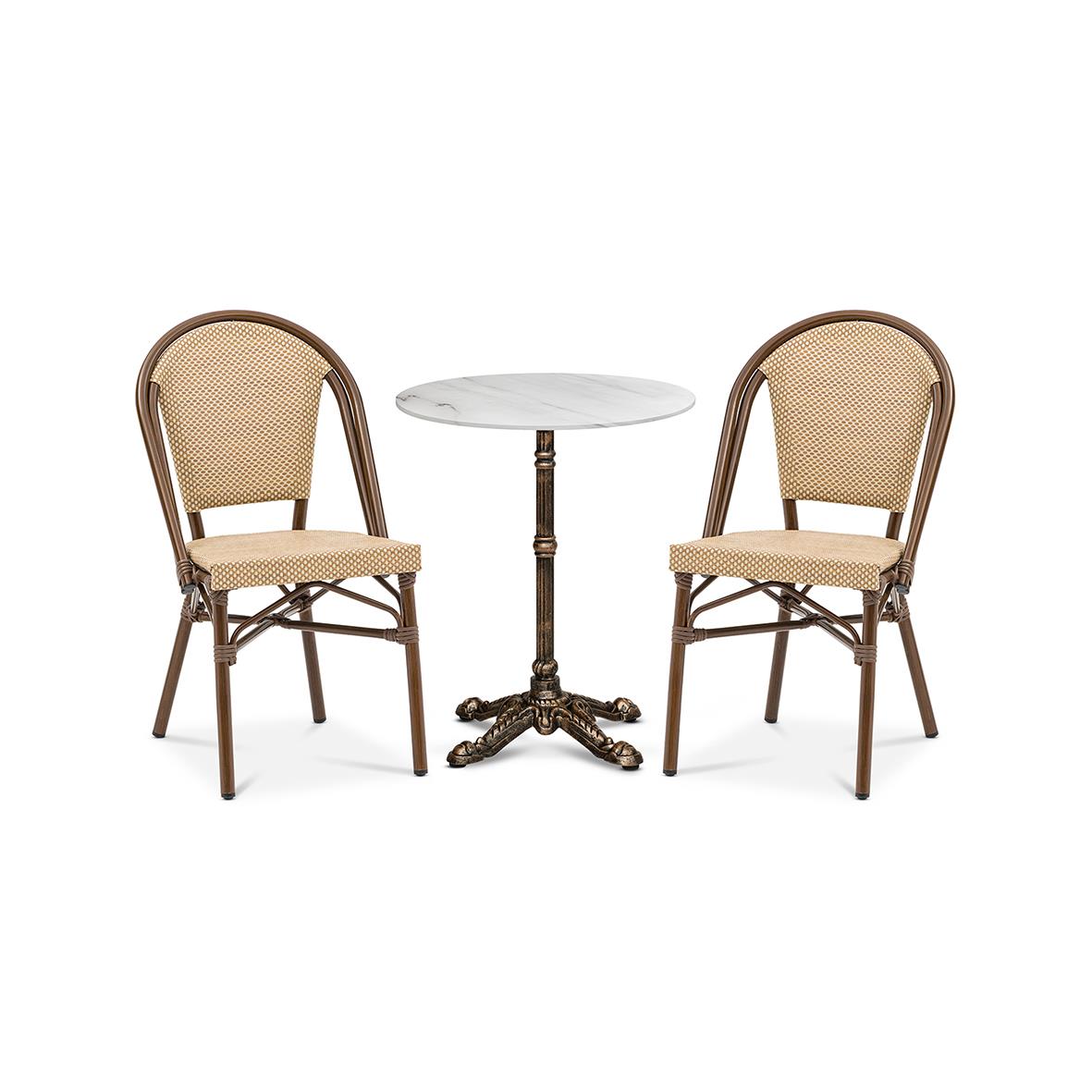 Två stolar och ett runt bord med marmorskiva mellan dem