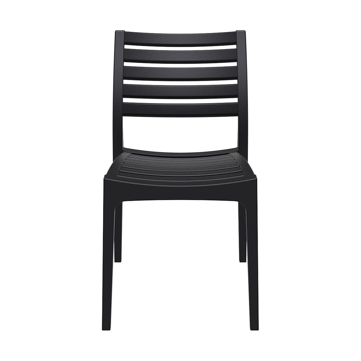 Svart stapelbar stol med ryggstöd och horisontella ribbor
