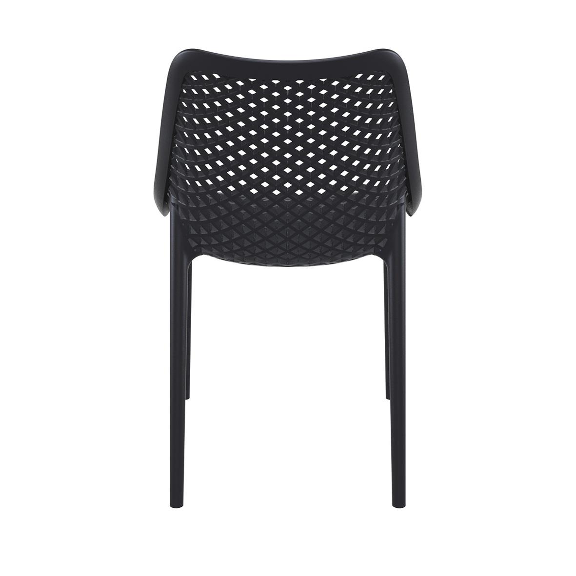 Svart stapelbar stol med luftigt perforerad sits och rygg, modern design