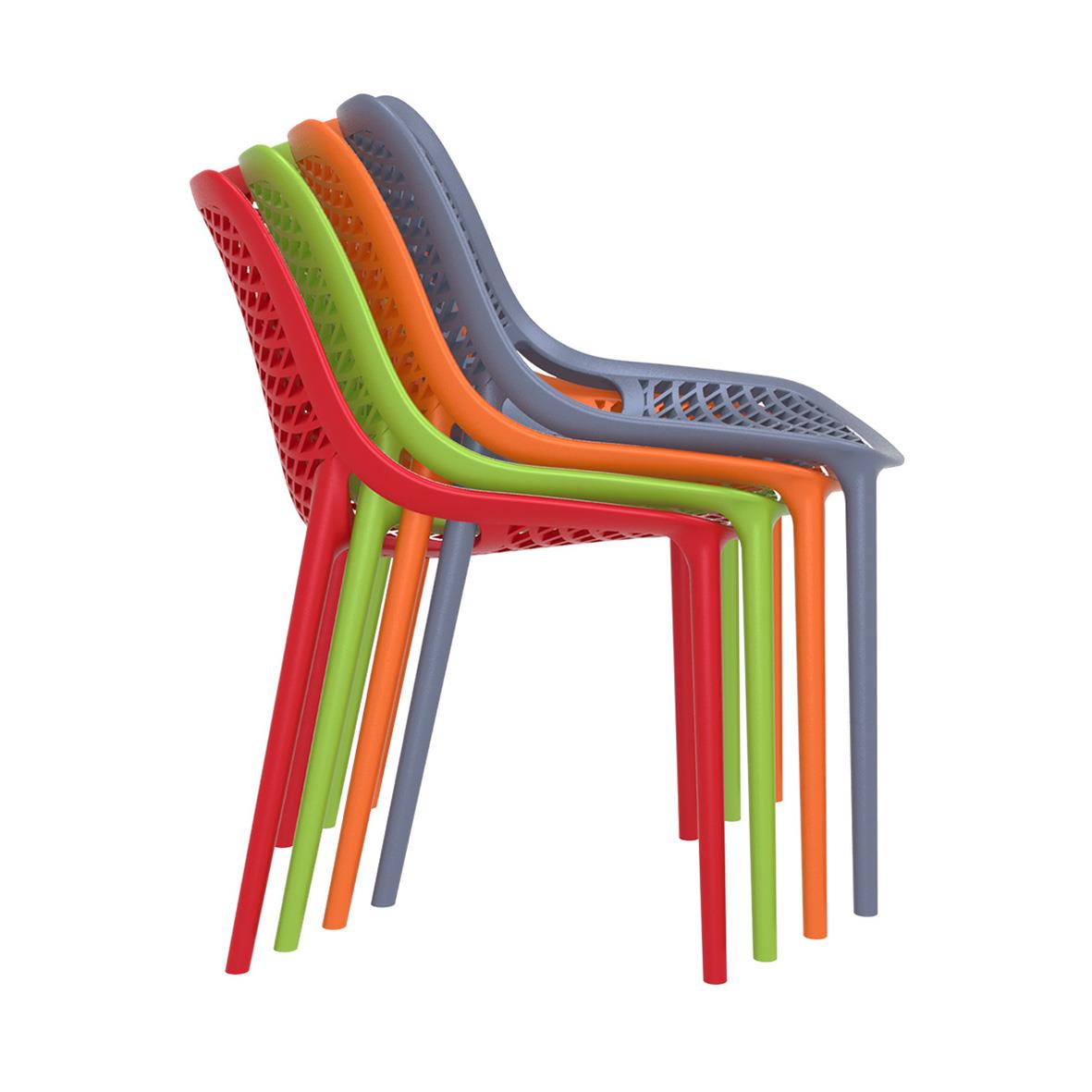Fyra stapelbara plaststolar i svart, orange, grönt och blått
