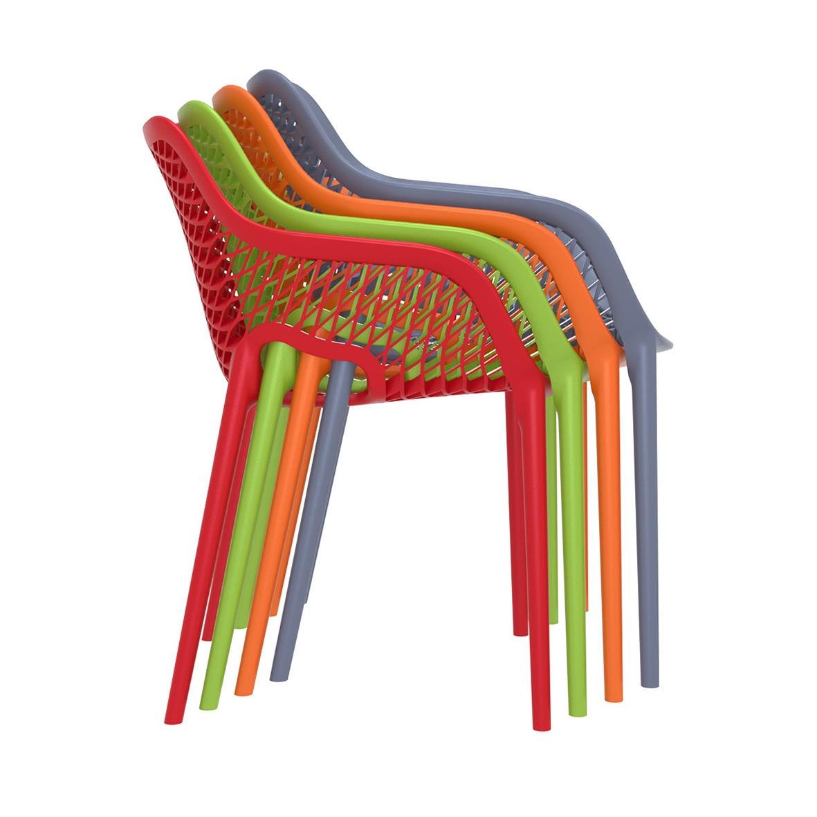 Flera staplade Air XL-stolar i olika färger, stapelbara och svarta