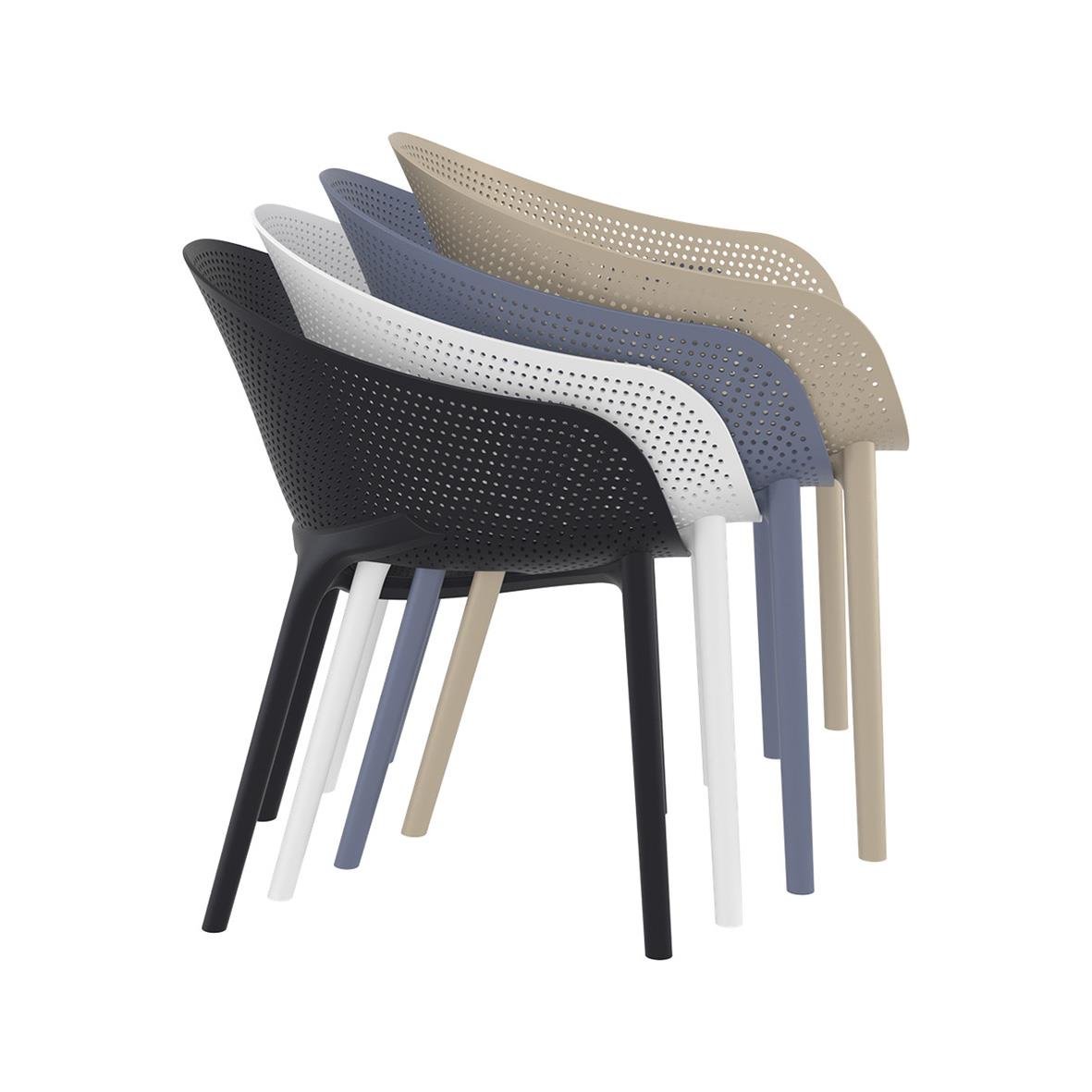 Fyra stapelbara stolar i svart, vitt, blått och beige med perforerade sitsar och svarta ben