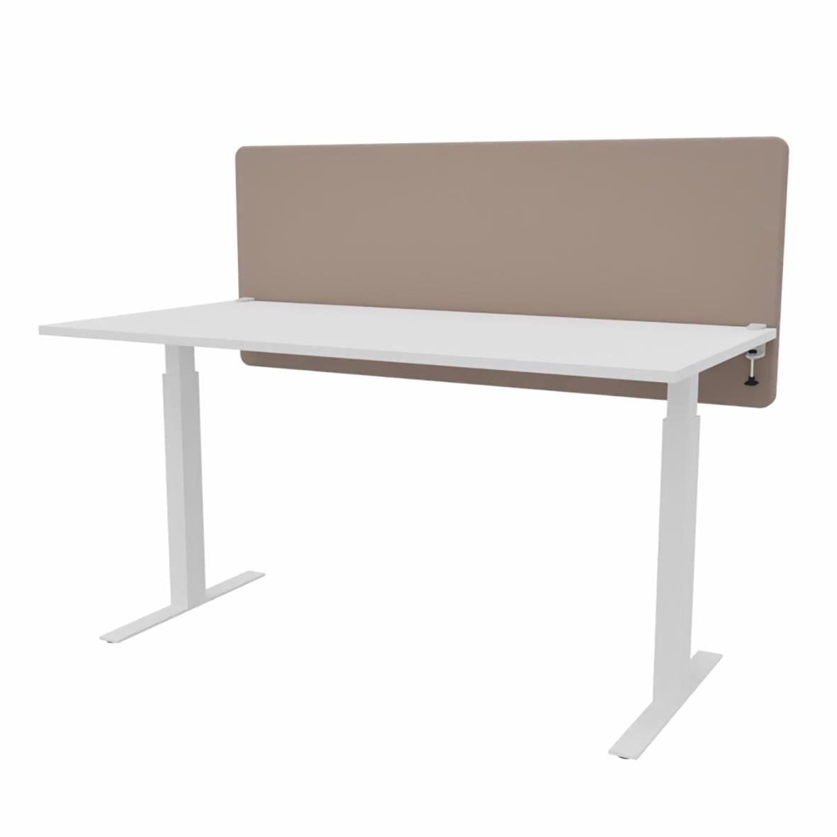 Bordsskärm ScreenIT A30 Sand B1600xH650xD40mm framför ett skrivbord med avskärm