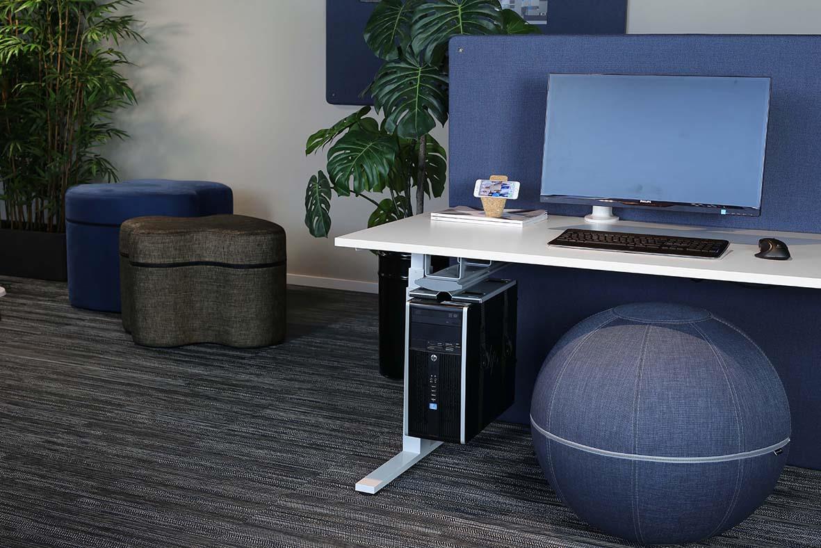 Bordsskärm ScreenIT A30 Sand på skrivbord med dator och växter i bakgrunden