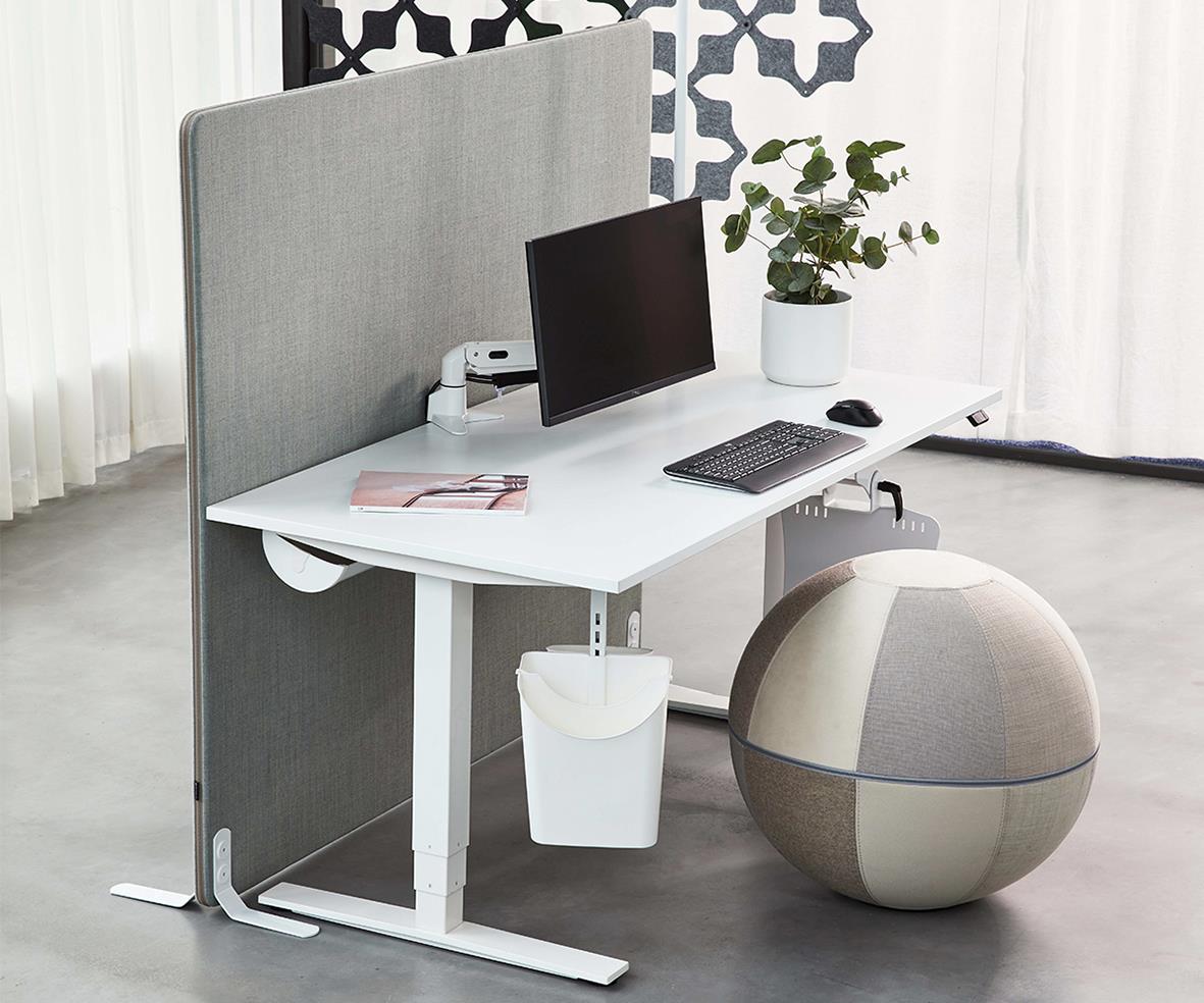 Golvskärm ScreenIT A30 Sand B800xH1400xD40mm framför ett skrivbord med dator och växt