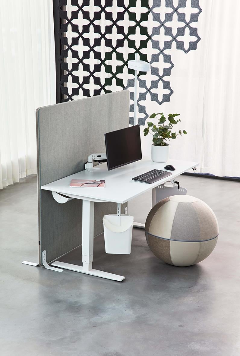 Golvskärm ScreenIT A30 Sand B800xH1400xD40mm framför ett skrivbord med dator och växt, i ett modernt kontorsutrymme