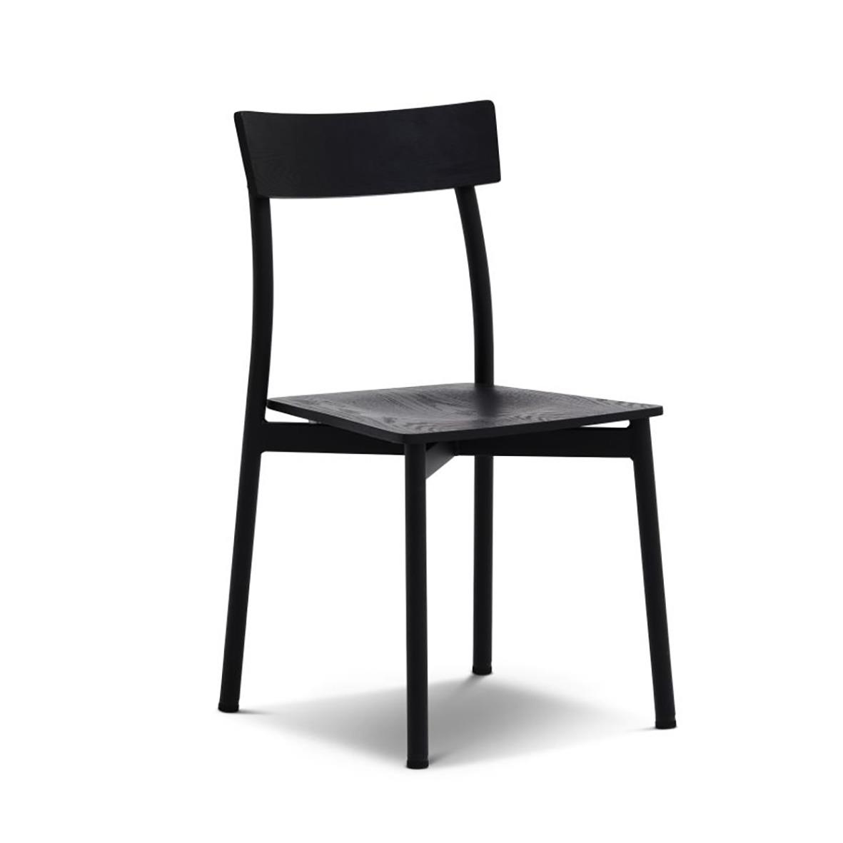 Svart trästol med metallben och Lotus Venedig design