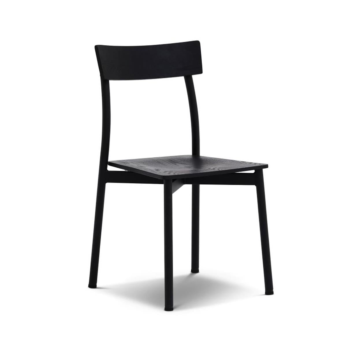 Svart trästol med metallben och Lotus Venedig design