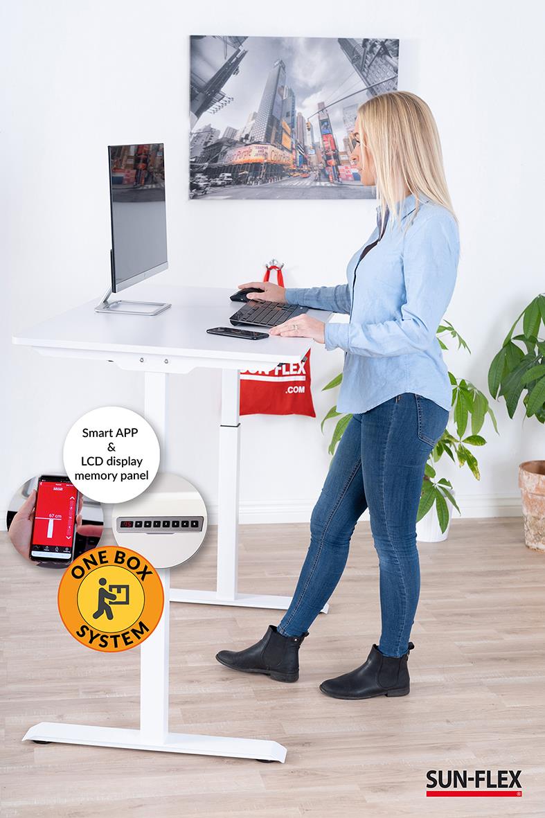 Kvinna använder höj- och sänkbart skrivbord Sun-Flex Easydesk Elite vit 1200x600 mm med dator och skärm i ett kontorsrum