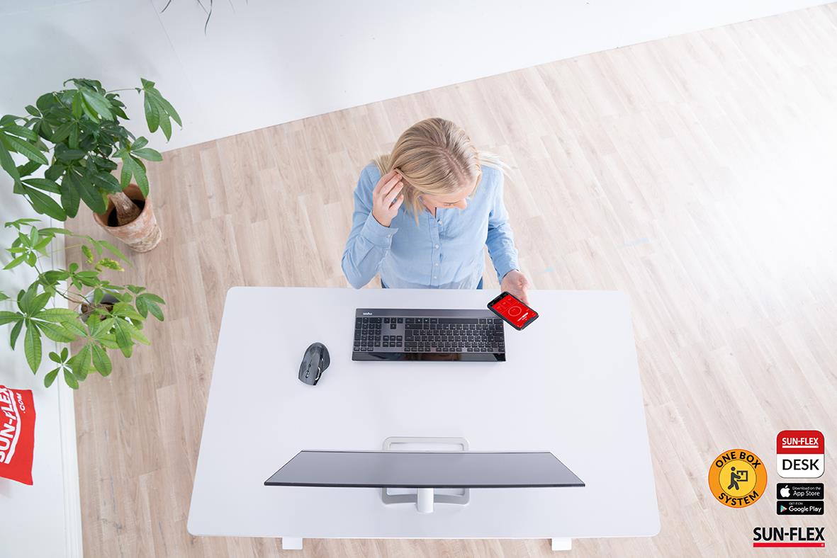 Höj- och sänkbart skrivbord Sun-Flex Easydesk Elite svart 1200x600 mm med person som använder mobil och laptop