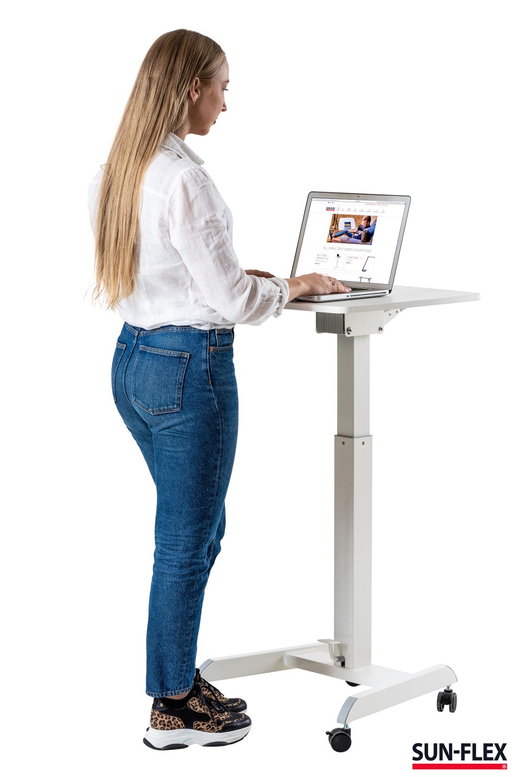 Kvinna använder höj- och sänkbart skrivbord Sun-Flex Easydesk Pro vit 600x520 mm