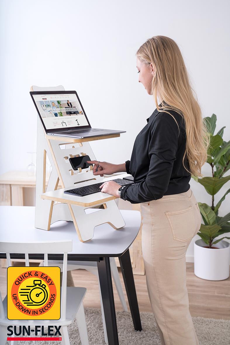 Kvinna använder portabelt ståbord Sun-Flex Easydesk Rise i vitt med justerbar höjd