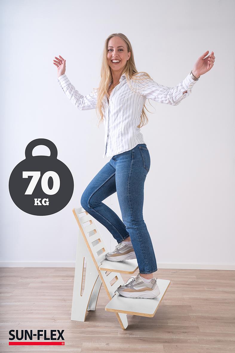 Kvinna står på ett hopfällt portabelt ståbord Sun-Flex Easydesk Rise 10 höjder vitt, visar bärkapacitet på 70 kg