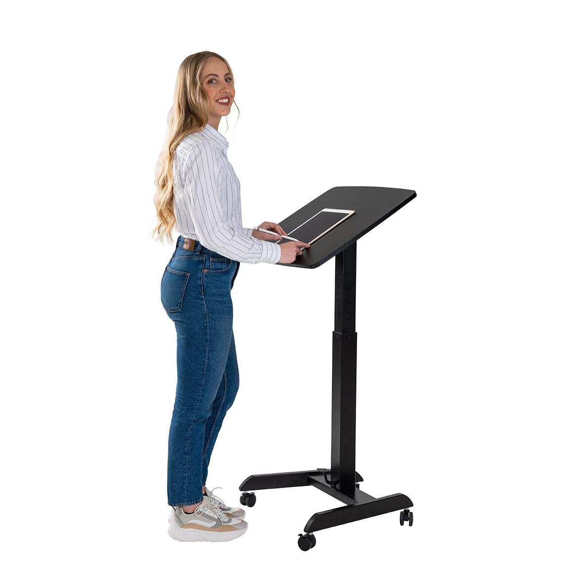 Kvinna använder höj- och sänkbart skrivbord Sun-Flex Easydesk Pro svart